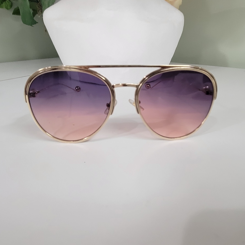 NWT PEARL SUN GRADIENT SUNGLASSES 🕶 pink 💗 COMES WITH SOFT CASE SHOWN